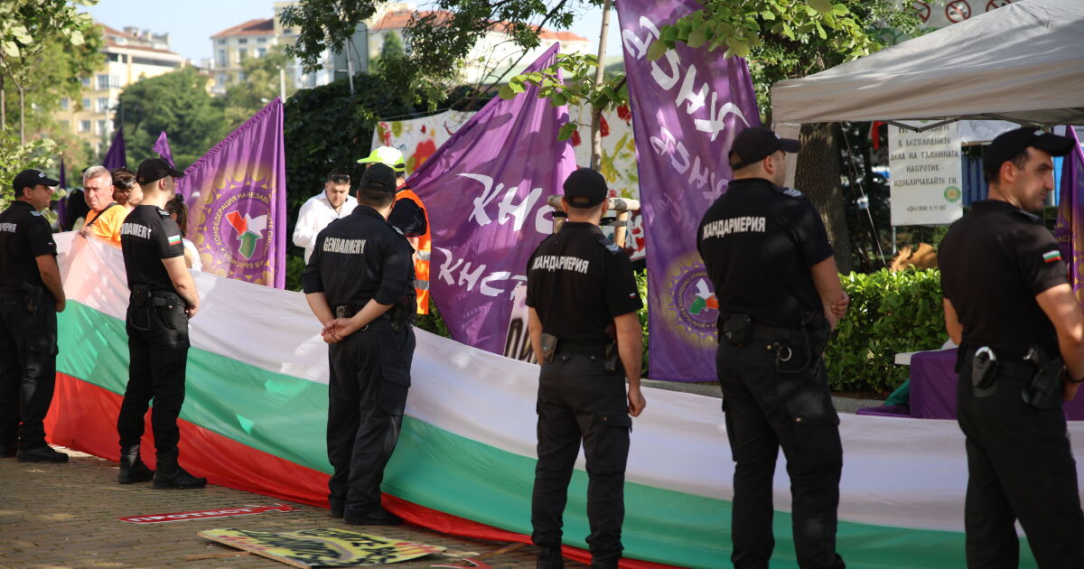 За трети пореден ден КНСБ организира протест пред сградата на