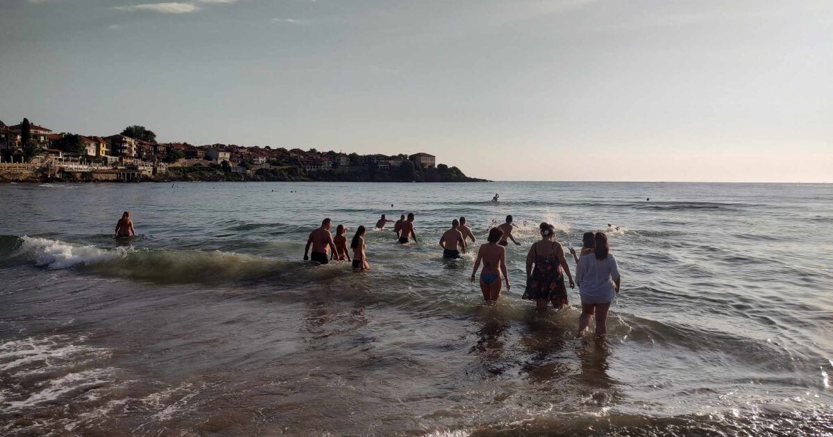 Кметът на Созопол покани хотелиери и ресторантьори да плуват заедно,