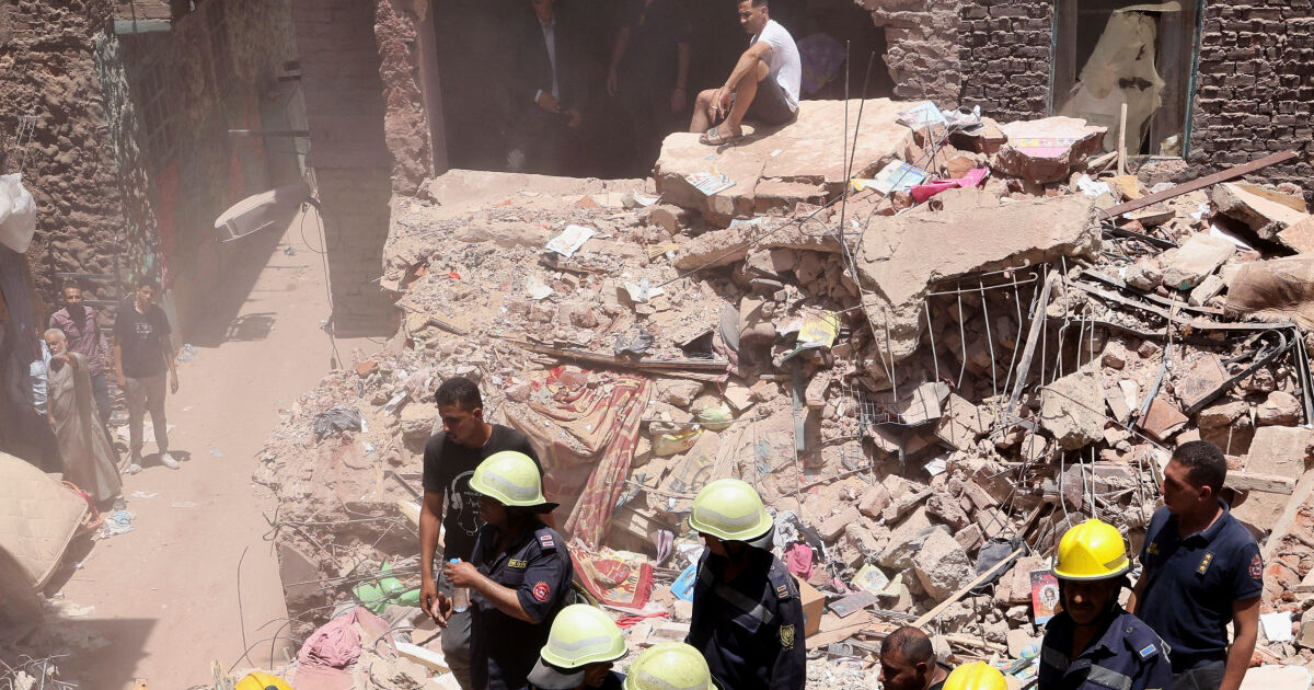 Най-малко 13 души загинаха при срутване на пететажна жилищна сграда