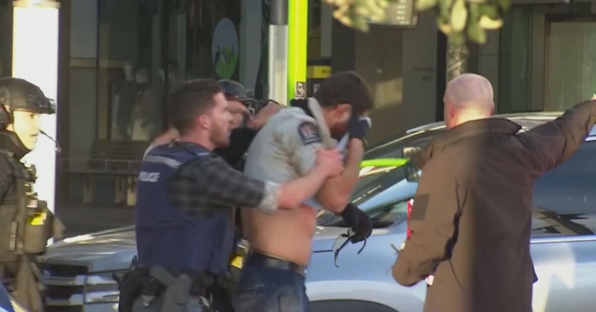 Атака в град Окланд, Нова Зеландия - въоръжен мъж откри