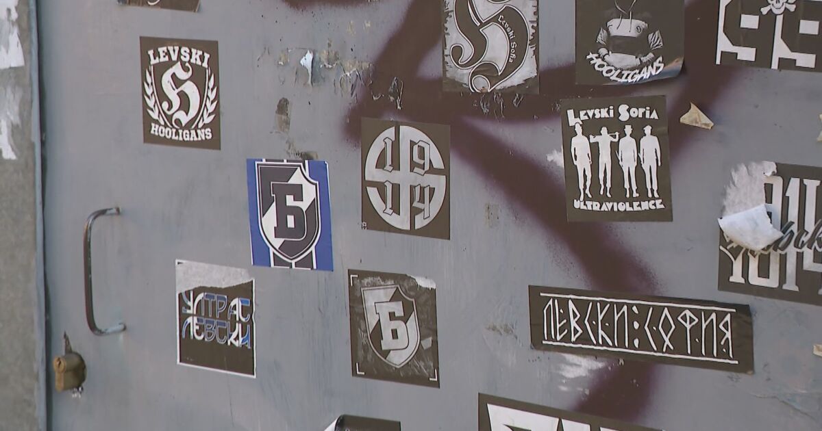Свастики и други нацистки символи и надписи с език на