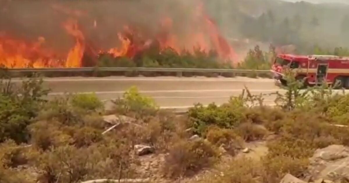 Няма жертви до момента след горските пожари на гръцкия остров