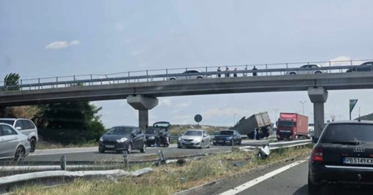 Камион се вряза в мантинела на АМ Тракия Инцидентът е