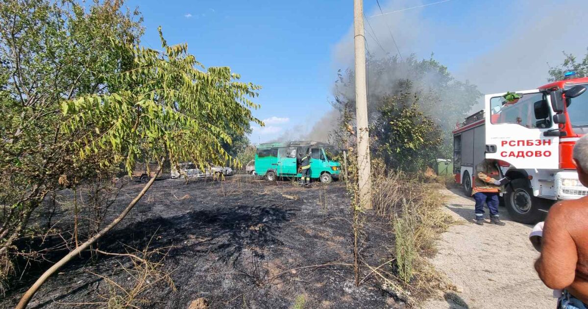 Четири коли са изгорели при пожар в пловдивското село Селци.