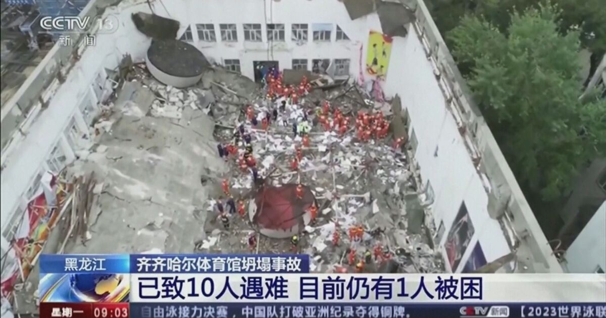 Трагедия в Североизточен Китай, след като покрив на физкултурен салон