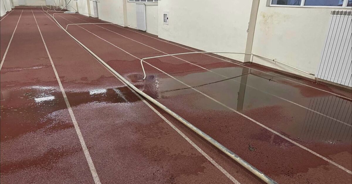 Метални тръби се срутиха в спортна зала във Враца по