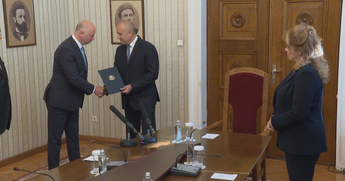 Росен Желязков прие от президента папката за първия мандат. Според Конституцията