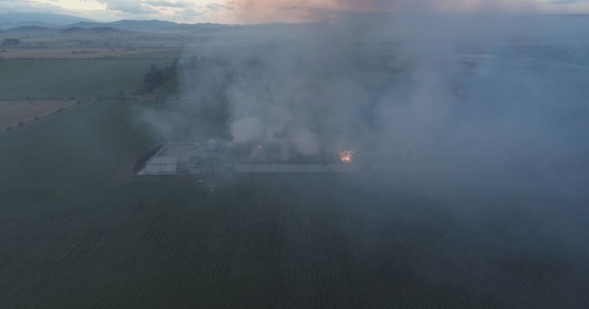 Вече повече от 12 часа продължават гърмежите в базата за