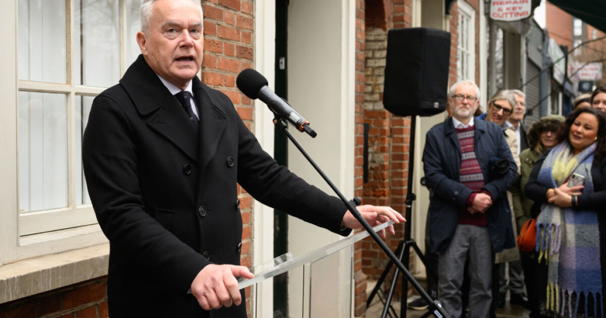 Бившият водещ на новините на Би Би Си Хю Едуардс