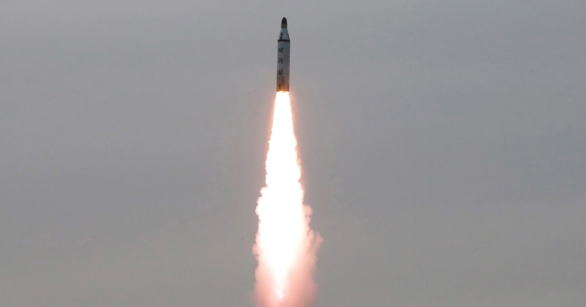Изстреляна балистичната ракета с голям обсег на Северна Корея прелетя