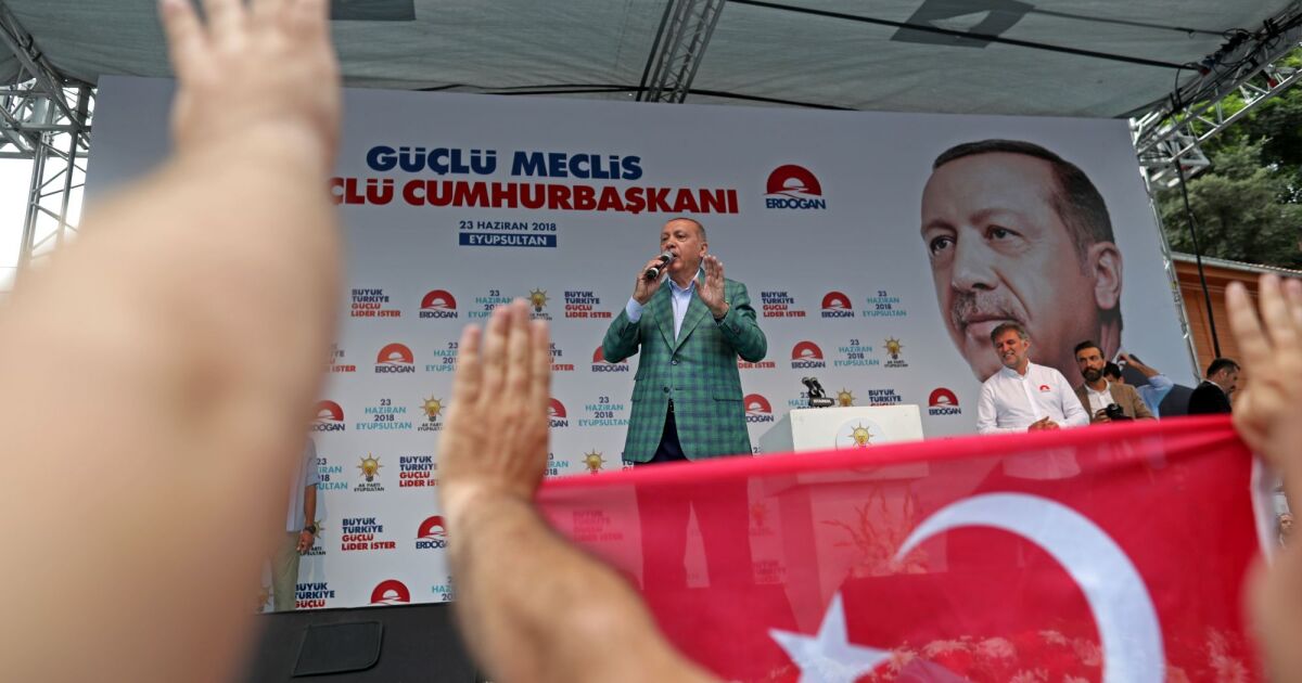 Настоящият президент на Турция – Реджеп Тайип Ердоган, получава 54,27%,
