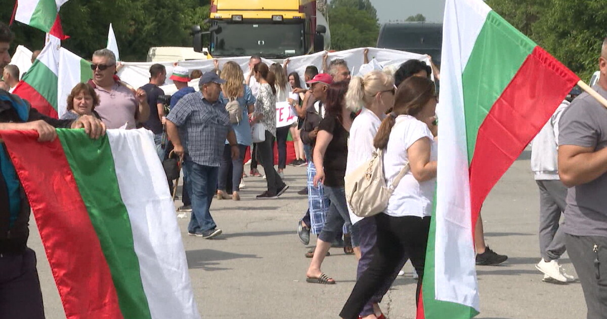Жители на Стражица блокираха пътя София - Варна, за да