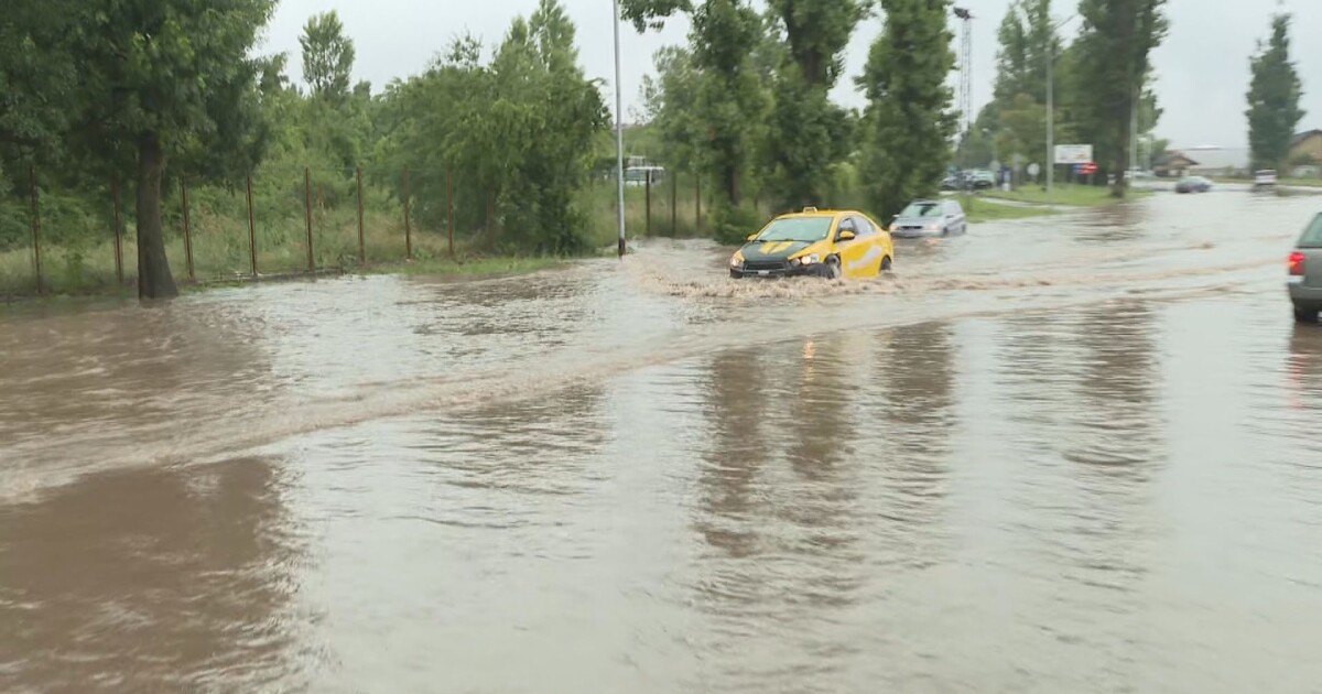 Във Враца вали интензивен дъжд от вчера, основни булеварди в