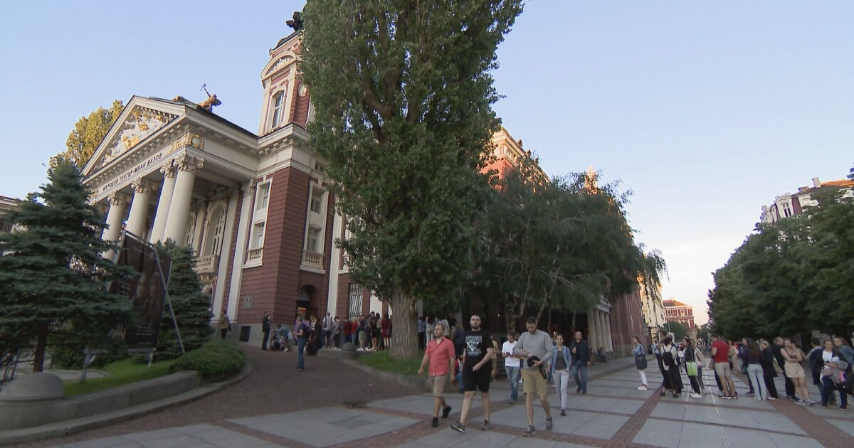 Глад за театър в София - стотици столичани извиха опашка
