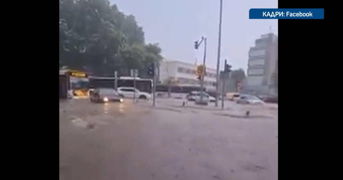 Внезапна буря наводни Солун. Улиците се превърнаха в реки. Коли