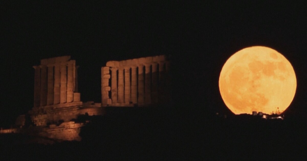 „Ягодова“ Луна заснеха над гръцката столица Атина. Тази година това