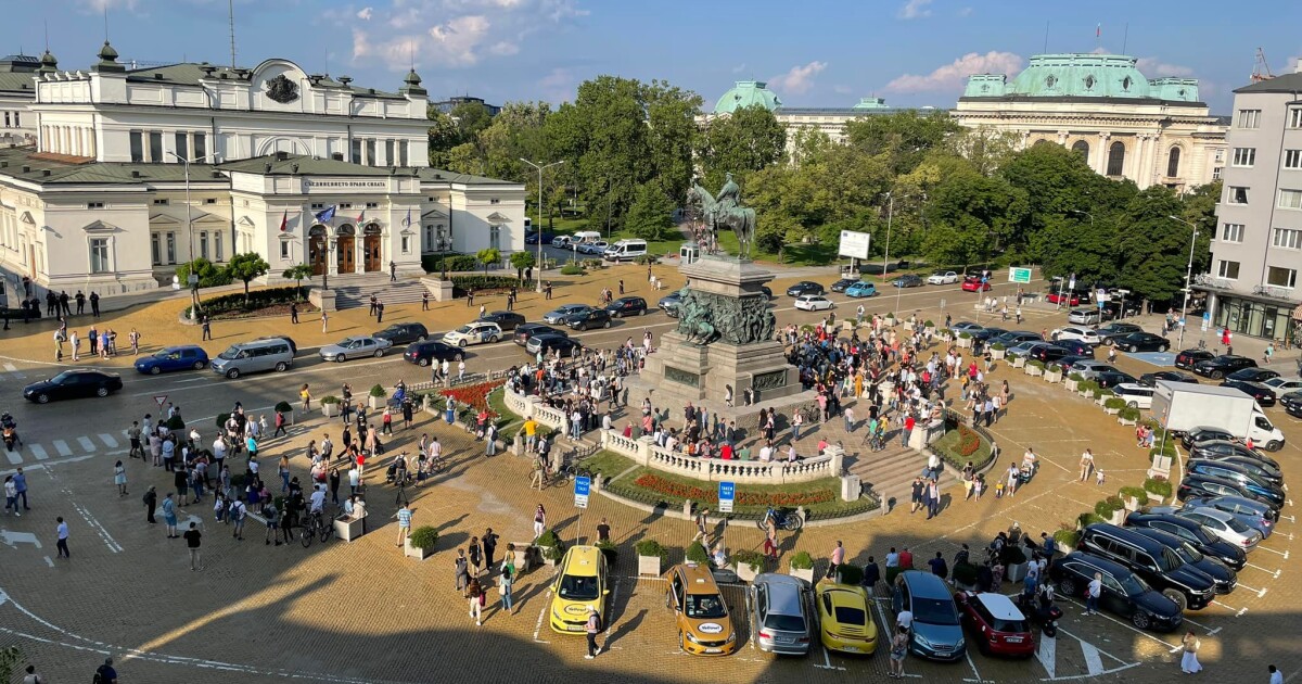 Пред сградата на Народното събрание се провежда протест в подкрепа