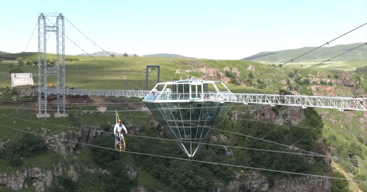 В Грузия откриха висящ стъклен мост над живописен каньон във