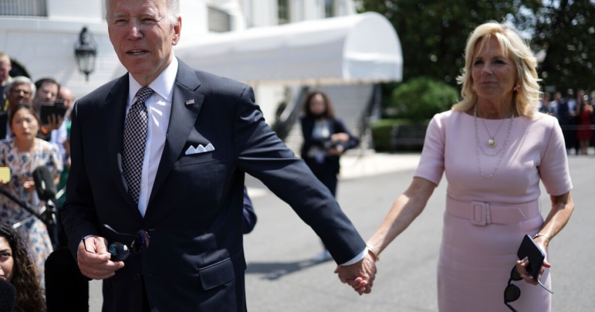 Президентът на САЩ Джо Байдън падна, докато се опитваше да