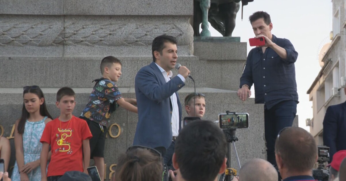 Премиерът Кирил Петков се присъедини към протестиращите в защита на