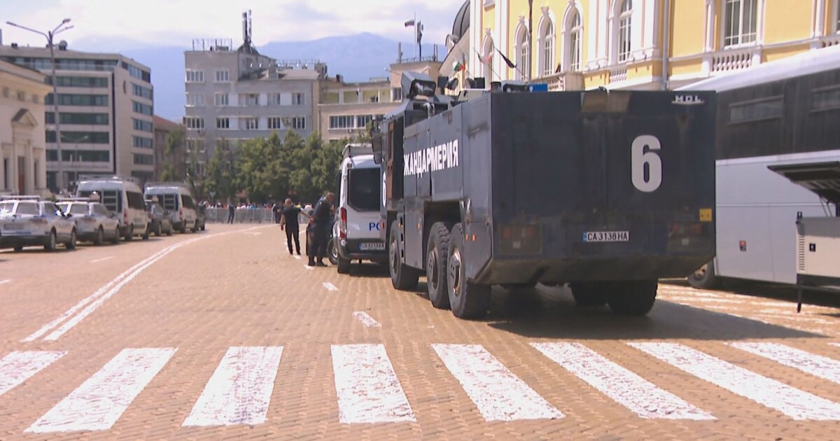 Полиция охранява широк периметър около сградата на Народното събрание в
