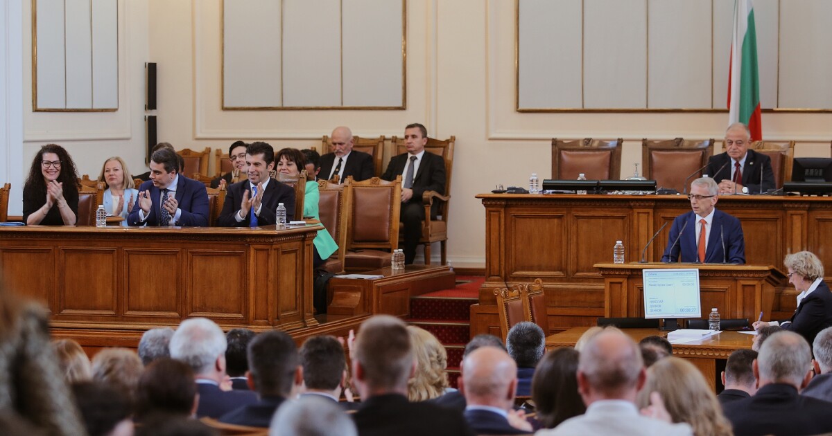 Дебатите по вота на недоверие към кабинета „Петков“ започнаха днес
