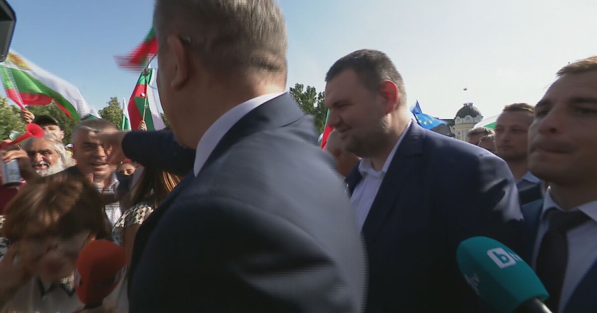 Депутатът от ДПС Делян Пеевски се появи на протеста срещу
