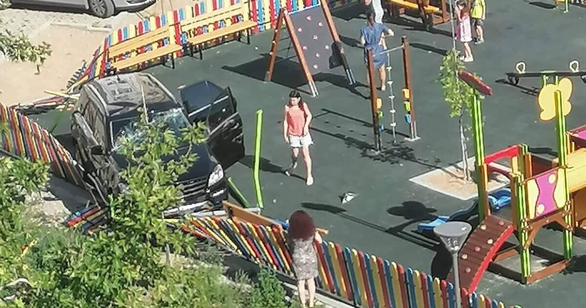 Автомобил се вряза в детска площадка в Сливен заради грешна