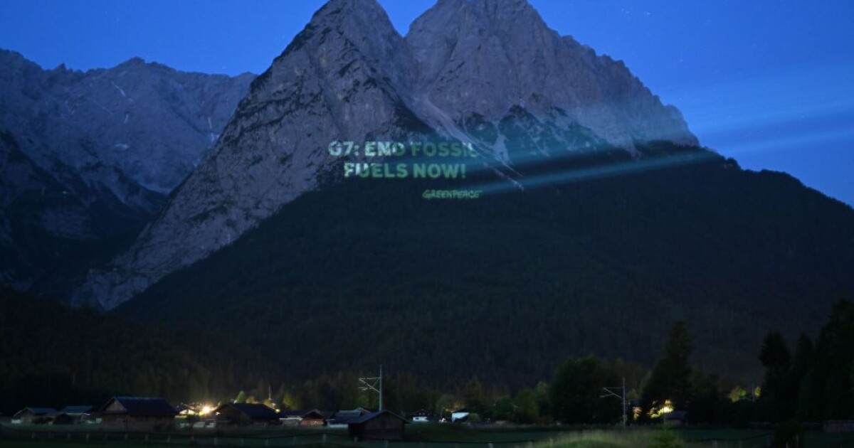 Активисти от екологичната организация Грийнпийс прожектираха послание върху планински склон
