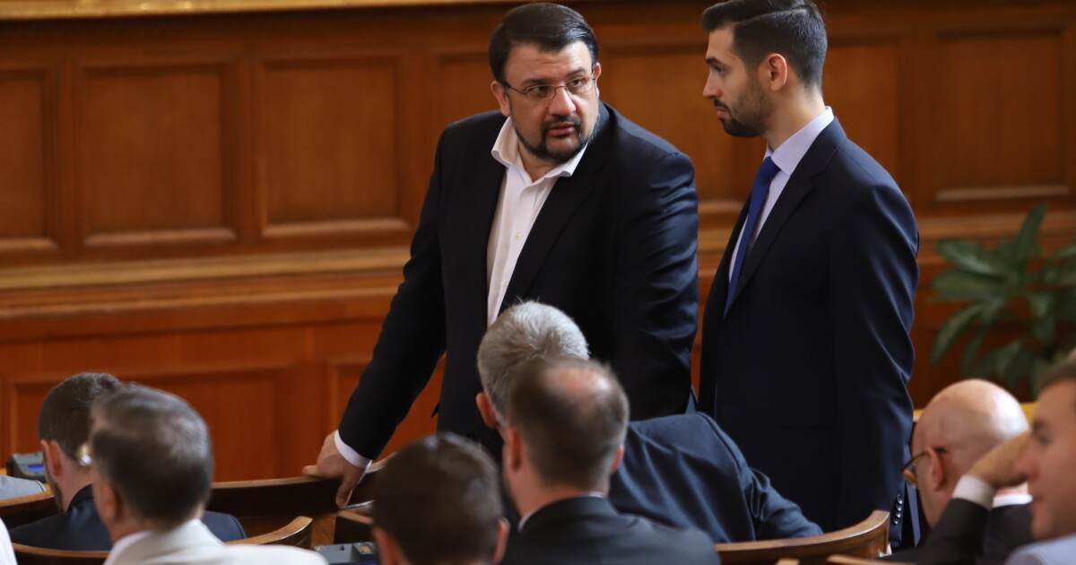 Докато едните консултации &ndash; тези при държавния глава Румен Радев,