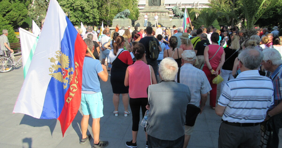 Протест срещу изгонването на руските дипломати се състоя тази вечер