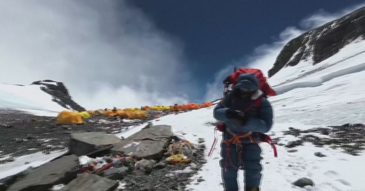 Алпинист на връх Еверест е спасен, след като е намерен