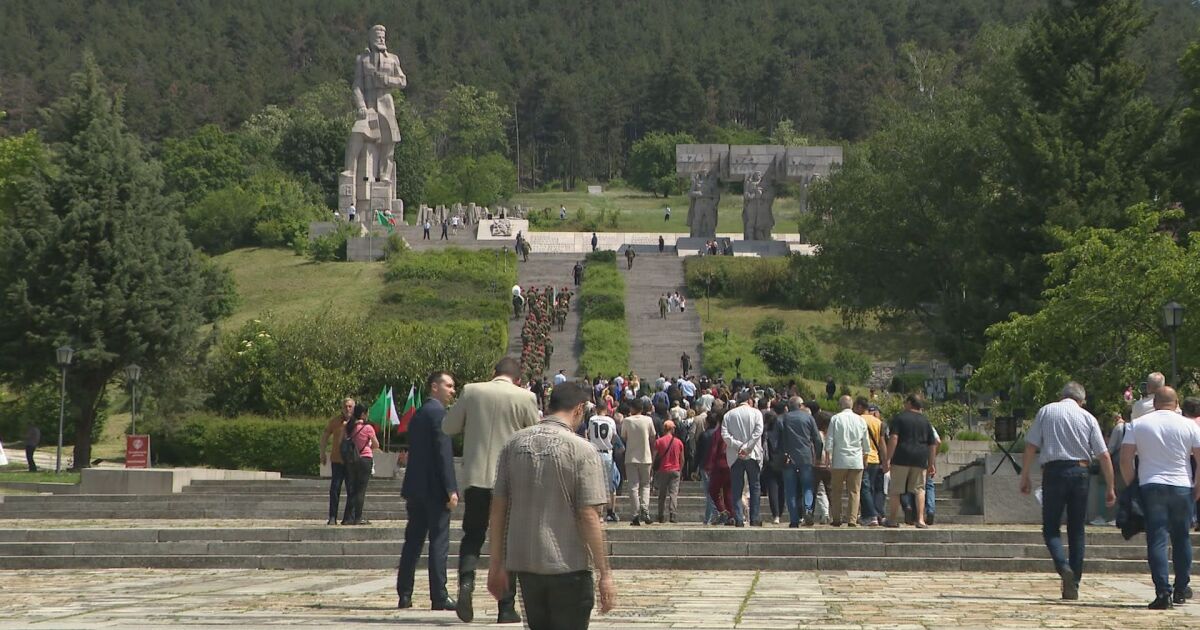 България днес се прекланя пред подвига на поета-революционер и героите,