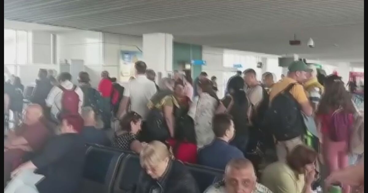 Около 200 туристи са били блокирани от сутринта на Летище