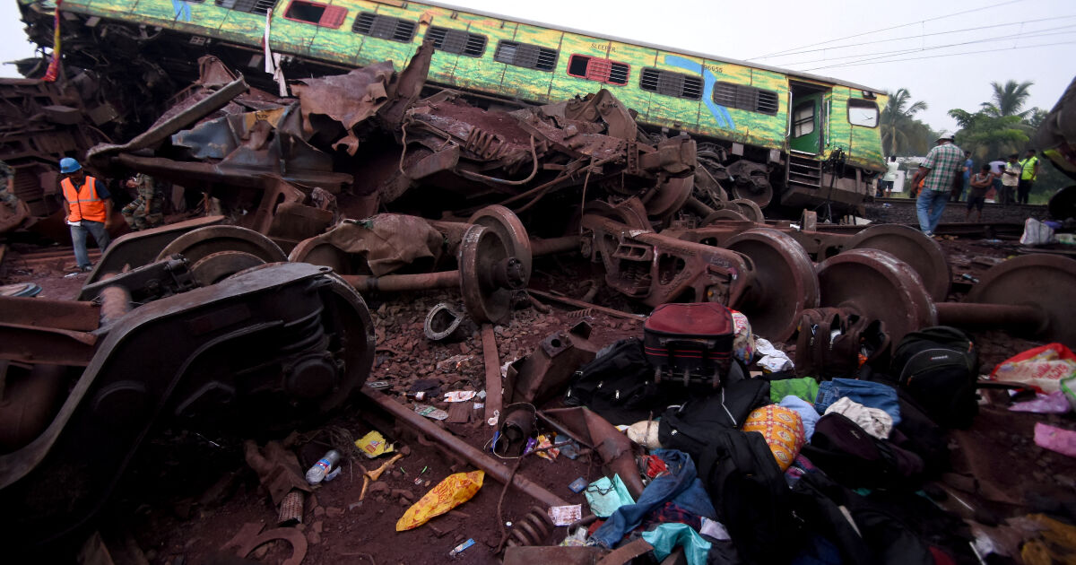 Броят на жертвите при тежката влакова катастрофа в Индия нарасна
