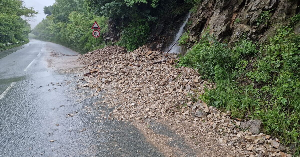 Тежка ситуация в Северозападна България. Наводнени са важни пътища и населени