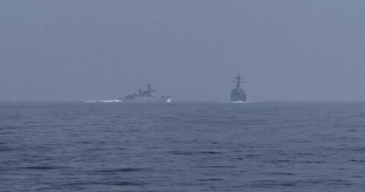 Китайски военен кораб премина на 137 метра от американски разрушител