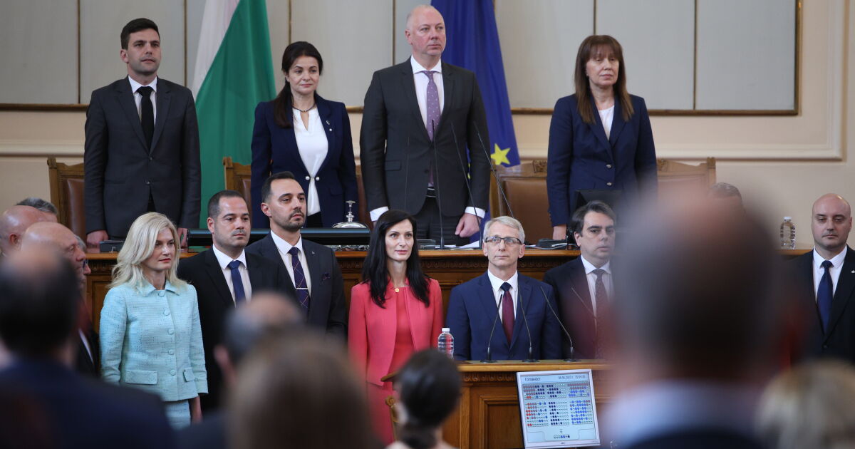 49-ото Народно събрание гласува новите министри в кабинета Денков-Габриел“.Начело на