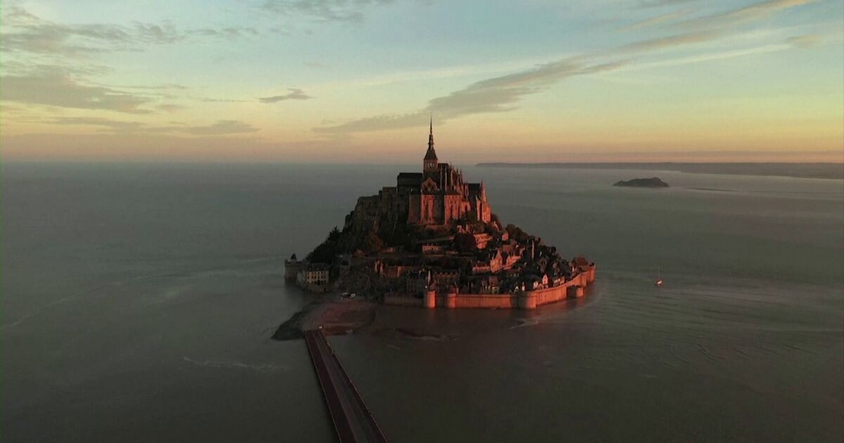 Една от най-красивите забележителности на Франция - aбатството на остров