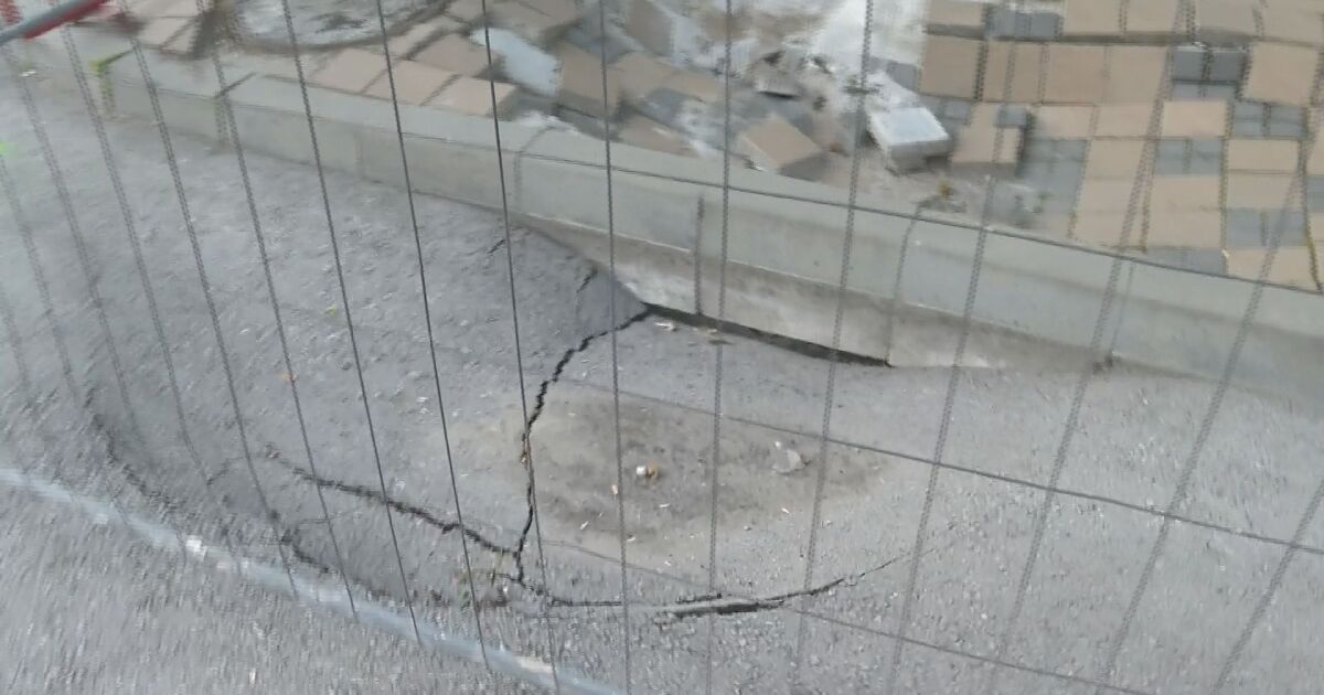 Пропаднал тротоар на мост във Велико Търново изправя пред риск