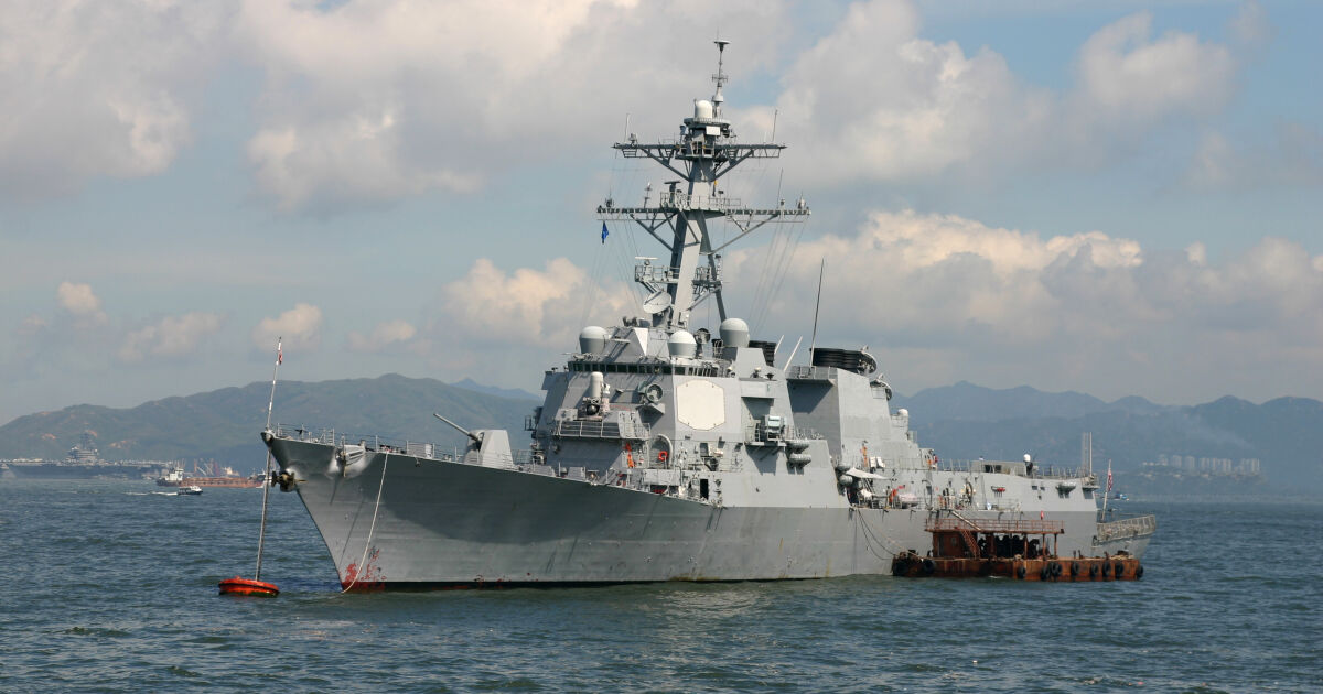 Най-големият китайски кораб за военноморско обучение отплава за Филипините, предаде