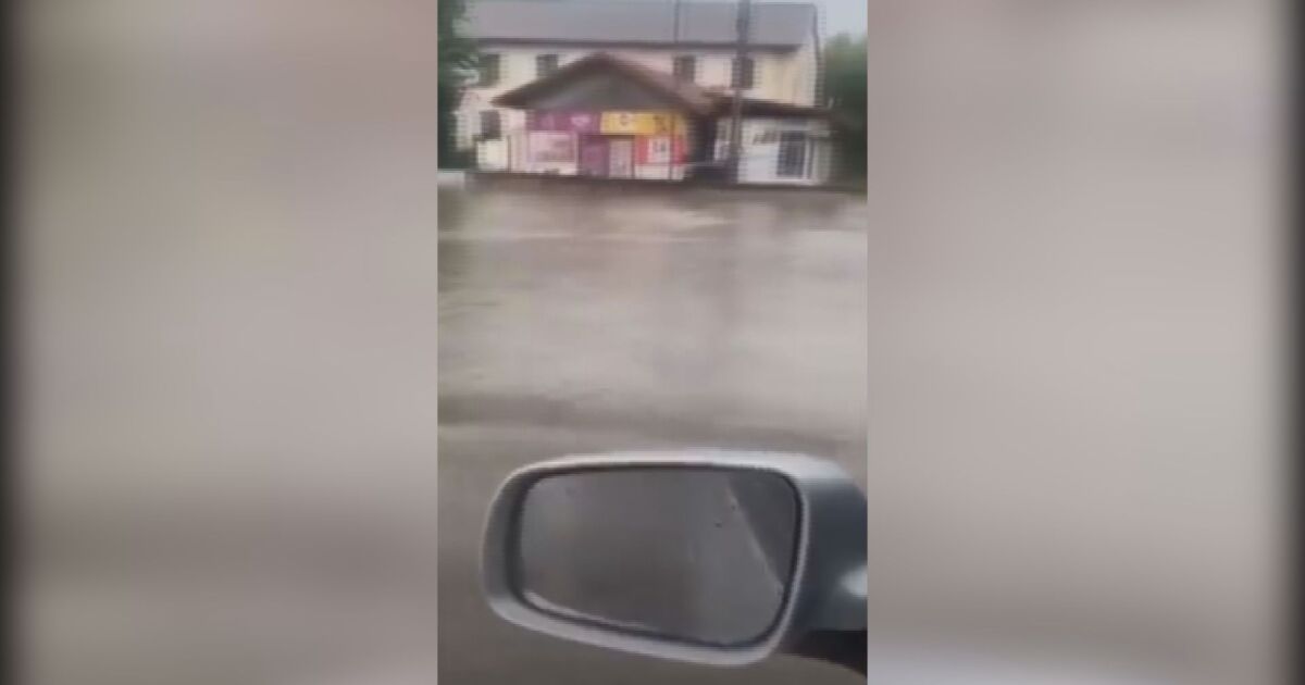Проливен дъжд наводни улици в Ботевград. На кадри, публикувани в