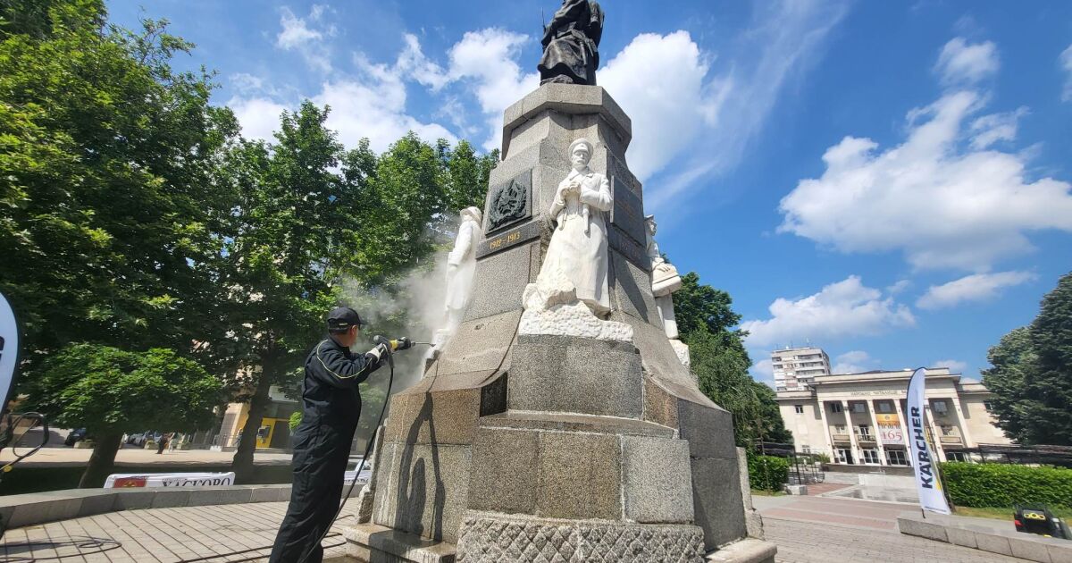 Започна почистването на паметника на Незнайния воин в центъра на Хасково.