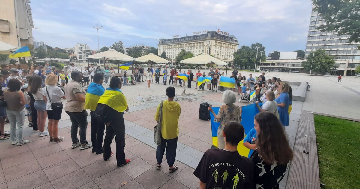 Протест срещу взривяването на каховската язовирна стена, което заплашва Черно