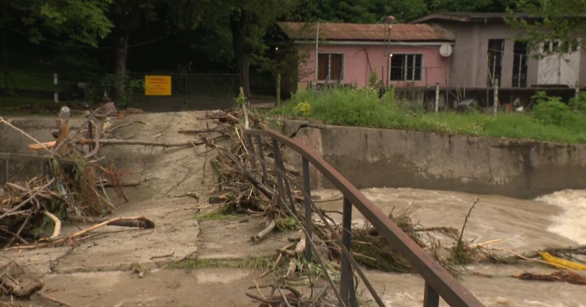 Частично бедствено положение в Етрополе. Наводнени са къщи и улици. Подадени