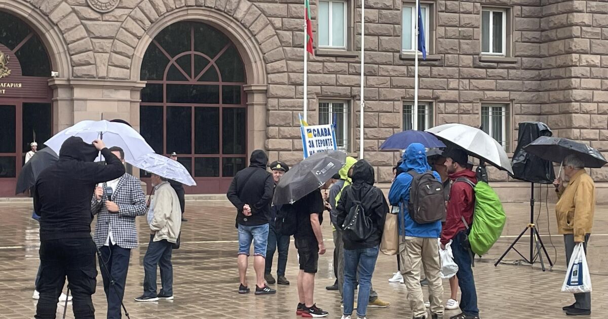 Започна протест против партия Възраждане“. Демонстранти се събират пред президентството.