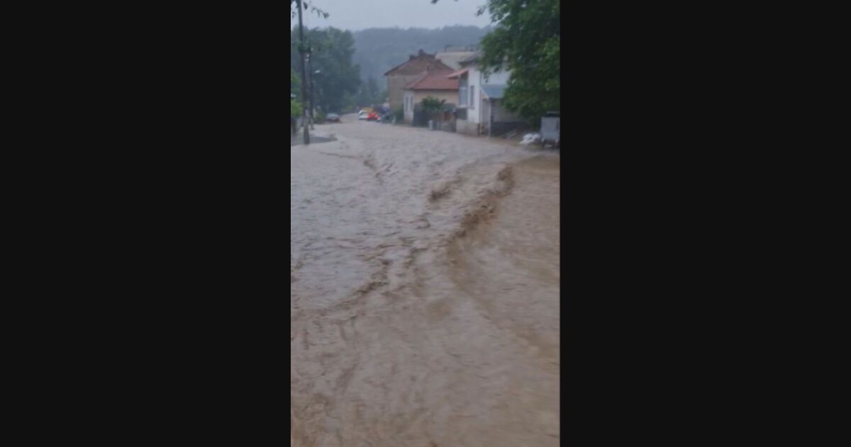 Наводнени домове и разрушени улици и във Видинско. Продължителен порой