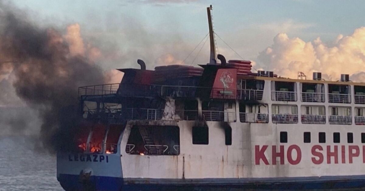 Ферибот, превозващ 120 души, се подпали покрай бреговете на Филипините,