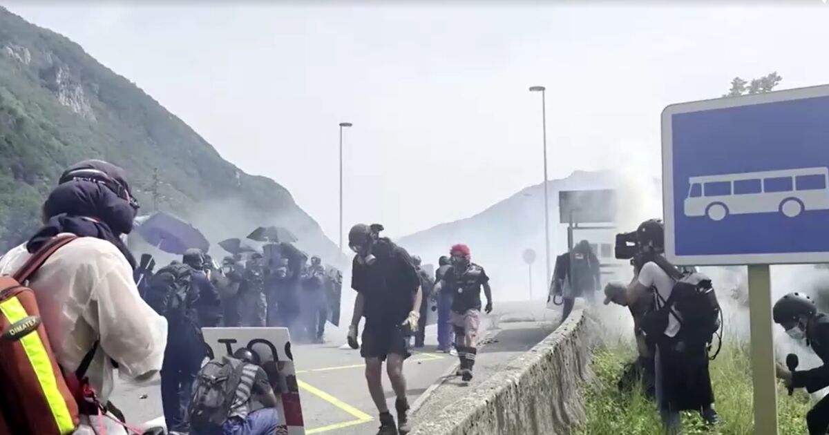 Полицията във Франция използва сълзотворен газ по време на протест