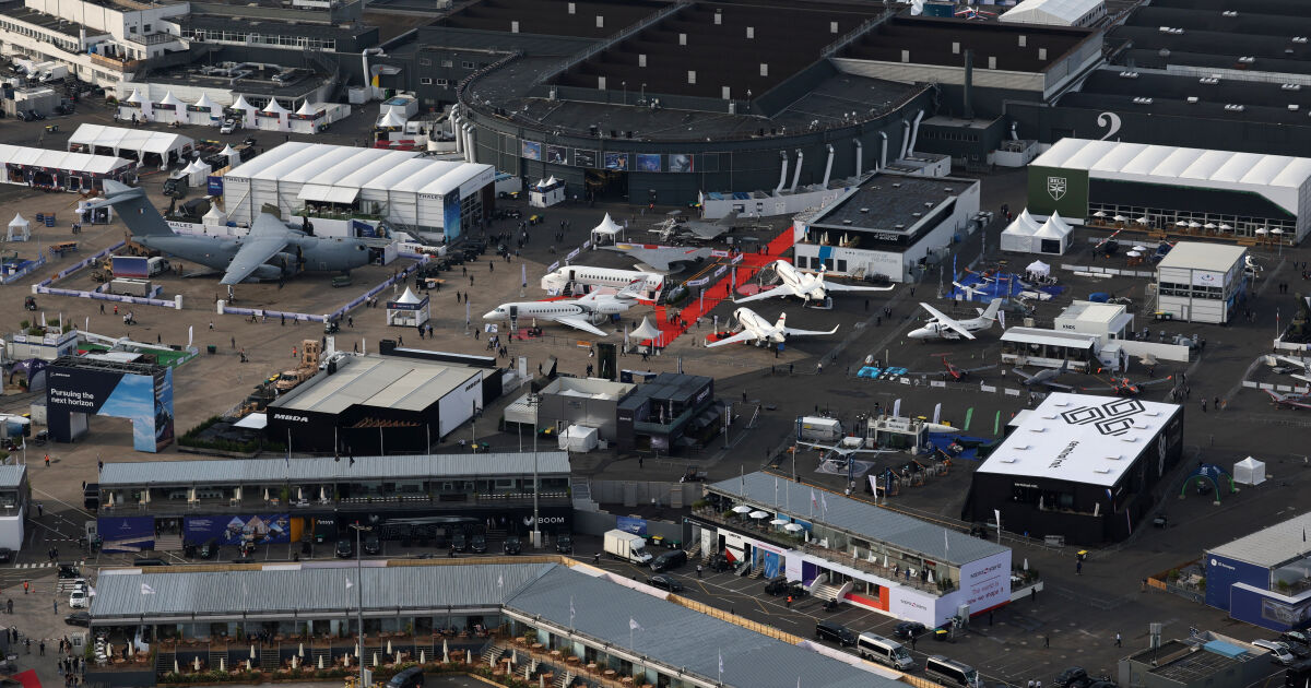Със зашеметяващи въздушни акробатики и мегасделки започна авиосалонът на летище